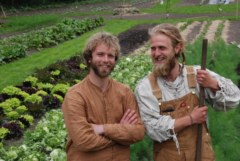 Bram en Lieuwe zijn de tuinders van De Tovertuin. Hier staan ze vol trots te glunderen voor de prachtige groenten.